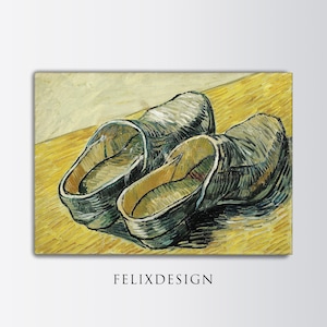 Peut inclure: Une paire de sabots en bois bleu foncé usés avec des détails peints en jaune et brun. Les sabots sont sur une surface en bois jaune. Le style de peinture rappelle celui de Vincent van Gogh.