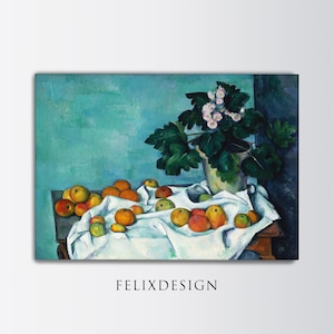 Könnte beinhalten: Ein Stillleben, das eine weiße Tischdecke mit einer Schüssel Äpfel und einer Vase mit Blumen auf einem Holztisch zeigt. Der Hintergrund ist eine türkisblaue Wand.