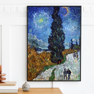 Può includere: Un dipinto che rappresenta un cielo notturno stellato con un grande cipresso in primo piano. Il cielo è di un blu profondo con nuvole vorticose e una luna gialla brillante. L'albero è verde scuro e si erge alto contro il cielo. Due figure si vedono camminare in lontananza su un sentiero.