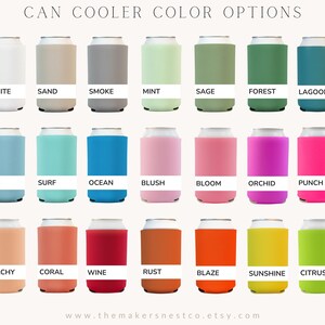Puede incluir: Una exhibici&oacute;n de enfriadores de latas en varios colores, incluyendo blanco, arena, humo, menta, salvia, bosque, laguna, cielo, surf, oc&eacute;ano, rubor, flor, orqu&iacute;dea, ponche, melocot&oacute;n, coral, vino, &oacute;xido, fuego, sol y c&iacute;tricos. Cada enfriador tiene una etiqueta blanca.