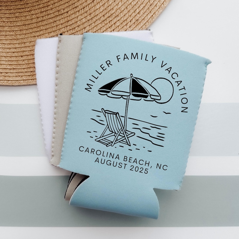 Puede incluir: Tres fundas aislantes para bebidas en blanco, beige y azul claro. La azul claro presenta una escena de playa en blanco y negro con el texto "MILLER FAMILY VACATION CAROLINA BEACH, NC AUGUST 2025".