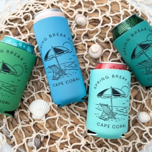 Puede incluir: Cuatro enfriadores de latas coloridos con tem&aacute;tica de playa. Cada enfriador presenta un gr&aacute;fico negro de una sombrilla, una silla y el texto "Spring Break 2020" y "Cape Coral". Los colores incluyen verde, azul y turquesa.