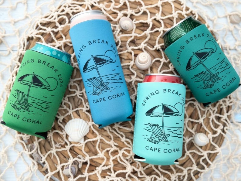 Puede incluir: Cuatro enfriadores de latas coloridos con tem&aacute;tica de playa. Cada enfriador presenta un gr&aacute;fico negro de una sombrilla, una silla y el texto "Spring Break 2020" y "Cape Coral". Los colores incluyen verde, azul y turquesa.