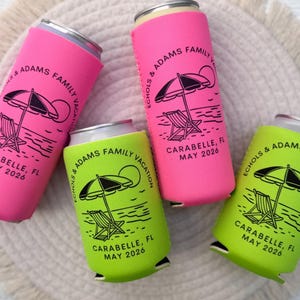 Puede incluir: Cuatro enfriadores de latas de bebidas en rosa brillante y verde lima. Cada enfriador presenta una ilustraci&oacute;n en negro de una escena de playa con una sombrilla, una silla y el texto "ECHOLS & ADAMS FAMILY VACATION, CARABELLE, FL, MAY 2026."