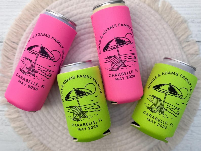 Puede incluir: Cuatro enfriadores de latas de bebidas en rosa brillante y verde lima. Cada enfriador presenta una ilustraci&oacute;n en negro de una escena de playa con una sombrilla, una silla y el texto "ECHOLS & ADAMS FAMILY VACATION, CARABELLE, FL, MAY 2026."
