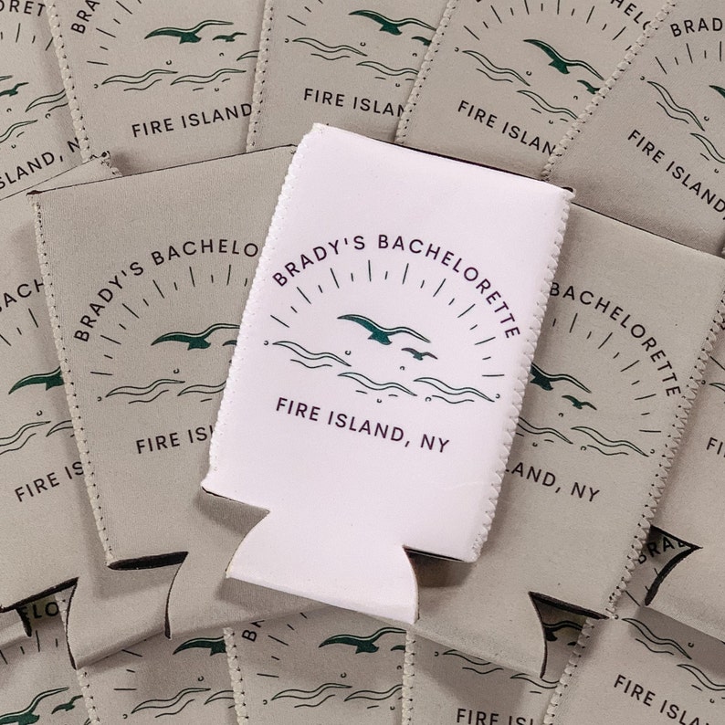 K&ouml;nnte beinhalten: Ein wei&szlig;er Getr&auml;nkedosenk&uuml;hler mit dem Text "Brady's Bachelorette" und "Fire Island, NY" in einem gr&uuml;n-wei&szlig;en Design. Der K&uuml;hler ist von anderen Getr&auml;nkedosenk&uuml;hlern mit &auml;hnlichem Design umgeben.
