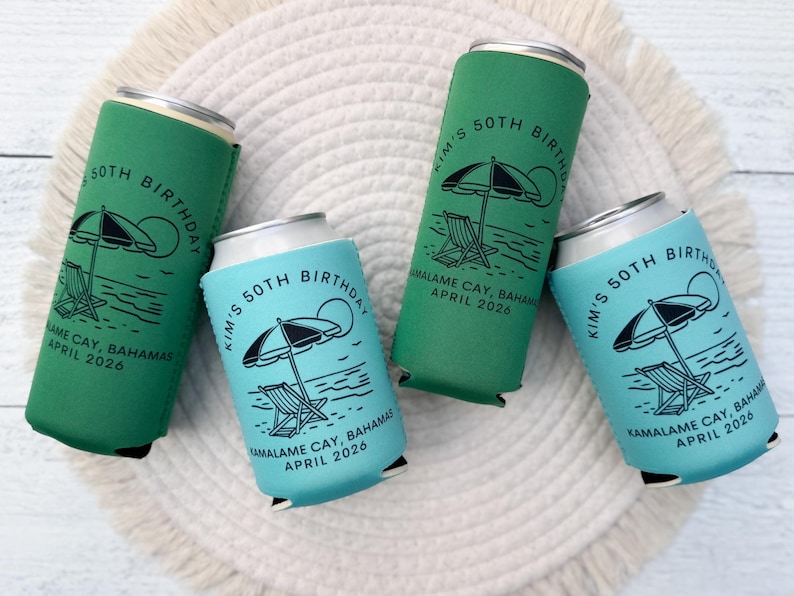 Puede incluir: Cuatro enfriadores de latas de bebidas en verde y azul, cada uno con un gr&aacute;fico de escena de playa y el texto "Kim's 50th Birthday, Kamalame Cay, Bahamas, April 2026." Los enfriadores est&aacute;n sobre una superficie tejida blanca.