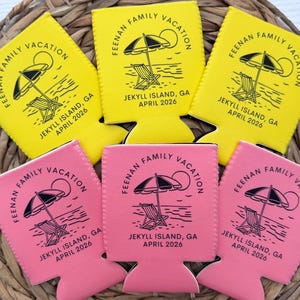 Puede incluir: Un conjunto de enfriadores de latas amarillos y rosas con un dise&ntilde;o de playa. Cada enfriador presenta una ilustraci&oacute;n negra de una sombrilla, una silla y el texto "FEENAN FAMILY VACATION, JEKYLL ISLAND, GA, APRIL 2026."