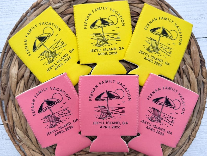 Puede incluir: Un conjunto de enfriadores de latas amarillos y rosas con un dise&ntilde;o de playa. Cada enfriador presenta una ilustraci&oacute;n negra de una sombrilla, una silla y el texto "FEENAN FAMILY VACATION, JEKYLL ISLAND, GA, APRIL 2026."
