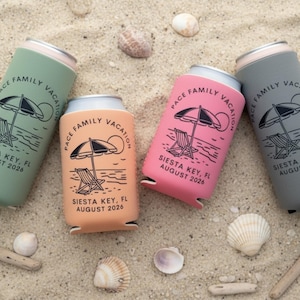 Puede incluir: Cuatro coloridos enfriadores de latas sobre arena, cada uno con un dise&ntilde;o &uacute;nico. Los enfriadores son en tonos verde, melocot&oacute;n, rosa y gris. Cada uno presenta una escena de playa con sombrilla, silla y texto: "PACE FAMILY VACATION, SIESTA KEY, FL, AUGUST 2026."