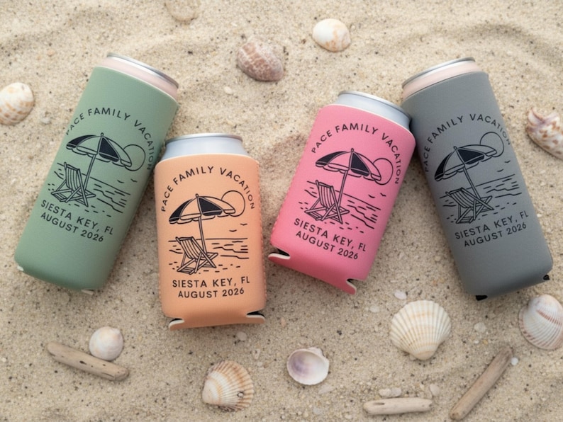 Puede incluir: Cuatro coloridos enfriadores de latas sobre arena, cada uno con un dise&ntilde;o &uacute;nico. Los enfriadores son en tonos verde, melocot&oacute;n, rosa y gris. Cada uno presenta una escena de playa con sombrilla, silla y texto: "PACE FAMILY VACATION, SIESTA KEY, FL, AUGUST 2026."