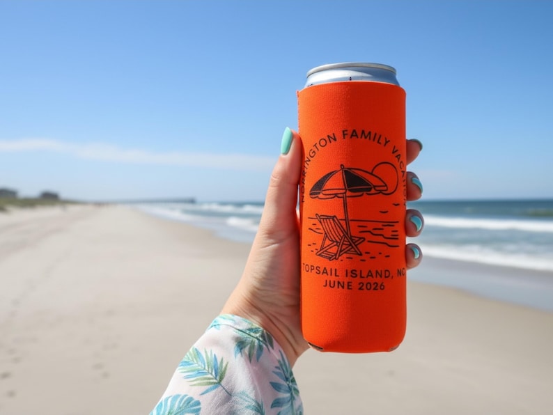 Puede incluir: Un enfriador de latas naranja con texto y gr&aacute;ficos negros, incluyendo una sombrilla y una silla de playa, sobre un fondo de playa. El texto dice "Wellington Family Vacation, Topsail Island, NC, June 2026."