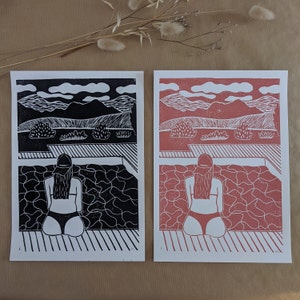 Peut inclure: Deux estampes linogravures en noir et blanc et en rouge et blanc d'une personne dans une piscine. La personne porte un chapeau et un maillot de bain. Les estampes sont sur un fond brun.