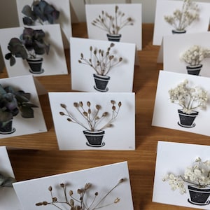 Linogravura e flores secas "Planta pequena em vaso" feita à mão