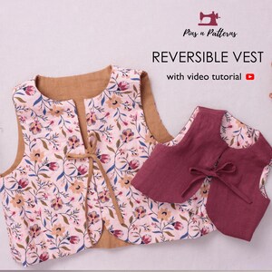 Könnte beinhalten: Zwei Wendewesten. Eine Weste hat ein Blumenmuster auf hellrosa Grund mit beigefarbenem Innenfutter. Die andere Weste ist einfarbig bordeauxfarben. Der Text "REVERSIBLE VEST" wird mit einem Video-Tutorial-Symbol angezeigt.