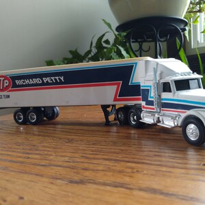 Ertl 1/64 Scale STP Richard Petty Race Team - True Value Semi-Truck Thunderbird Race Car #29 Set