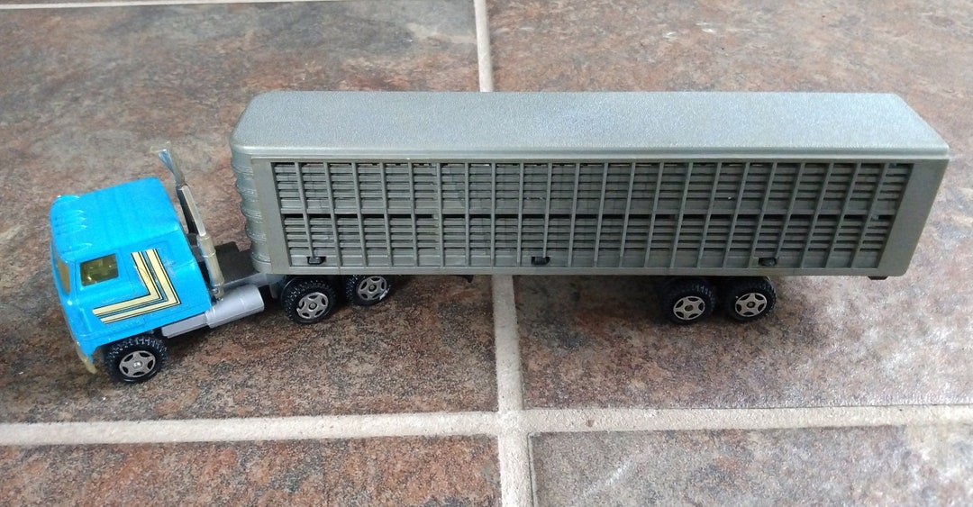 Ertl 1/64 Die Cast Trucks W/livestock Trailers and Logger Trailer