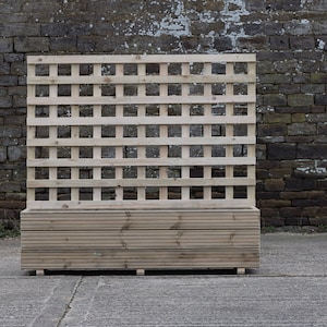 May include: A wooden planter with a lattice trellis on top. The planter is made of natural wood and has a rectangular shape. The trellis is made of thin wooden slats that are spaced evenly apart.