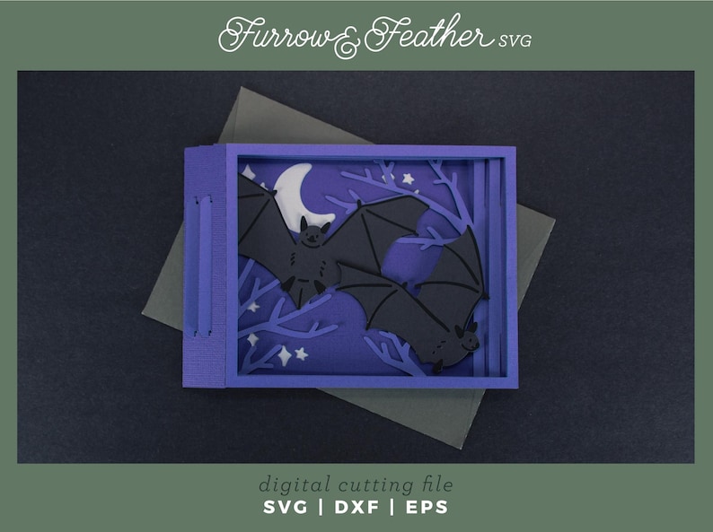 Pode incluir: Uma pe&ccedil;a de arte em papel em camadas com uma cena noturna com morcegos, uma lua crescente e estrelas. A obra de arte est&aacute; em uma moldura roxa com o texto "Furrow & Feather SVG" e "digital cutting file SVG | DXF | EPS".