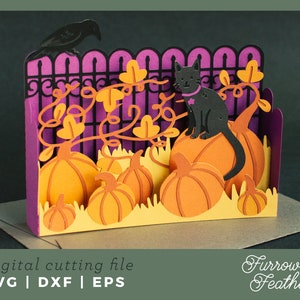 Op de afbeelding: Een 3D pop-up kaart met een zwarte kat die op een pompoen zit in een pompoenveld. De kaart is versierd met een paarse schutting, oranje pompoenen en groene wijnstokken. De kaart is perfect voor Halloween.