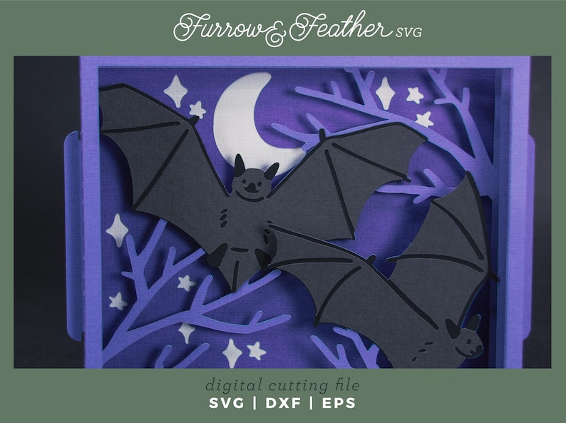 Pode incluir: Uma pe&ccedil;a de arte em papel em camadas com uma cena noturna com dois morcegos pretos, uma lua crescente e estrelas em um fundo roxo. A obra de arte &eacute; emoldurada em uma borda roxa, com o texto "Furrow & Feather SVG" no topo.