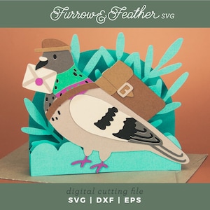 Könnte beinhalten: Ein Papier-Taube mit braunem Hut und Tasche, die einen Brief mit einem rosa Punkt trägt. Der Vogel ist von türkisfarbenem Laub umgeben und sitzt auf einer türkisfarbenen Basis. Der Text "Furrow & Feather SVG" und "digital cutting file" ist enthalten.