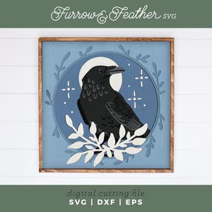 Puede incluir: Un letrero cuadrado de madera con una ilustración de un cuervo negro. El cuervo está sobre un fondo azul con una luna y estrellas blancas. El letrero tiene un marco de madera marrón y el texto "Furrow & Feather SVG" en la parte superior.