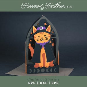 Pode incluir: Um artesanato em papel com tema de Halloween, apresentando um gato laranja sorridente usando um chapéu de bruxa e capa. O gato está dentro de um arco gótico, com estrelas e fases da lua. O texto "Furrow & Feather SVG" e "digital cutting file SVG | DXF | EPS" também é visível.
