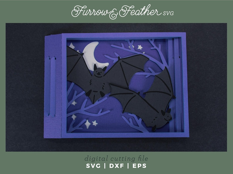 Pode incluir: Uma pe&ccedil;a de arte em papel em camadas com tema de Halloween. A obra apresenta morcegos pretos, uma lua crescente branca e estrelas em um fundo azul escuro. A pe&ccedil;a &eacute; emoldurada em uma caixa roxa, com o texto "Furrow & Feather SVG" no topo.