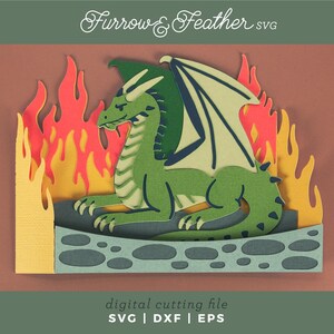 以下が含まれることがあります： 緑色のドラゴンと青とクリーム色の翼、炎、そして「Furrow & Feather SVG」の文字が特徴の、重ねられた紙のアートデザイン。 ドラゴンは、緑色のボーダーが付いた茶色の背景に配置されています。 下部のテキストは「digital cutting file SVG | DXF | EPS」と表示されています。