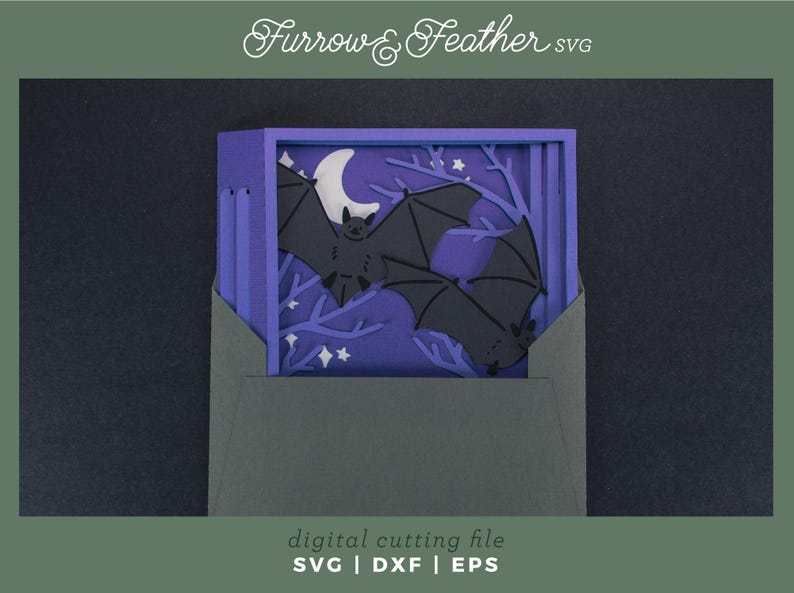 Pode incluir: Uma pe&ccedil;a de arte em papel em camadas com tema de Halloween. O design inclui morcegos pretos, uma lua crescente branca e estrelas em um fundo roxo. A obra de arte &eacute; apresentada em um envelope cinza escuro. O texto na imagem diz "Furrow & Feather SVG" e "digital cutting file SVG | DXF | EPS".
