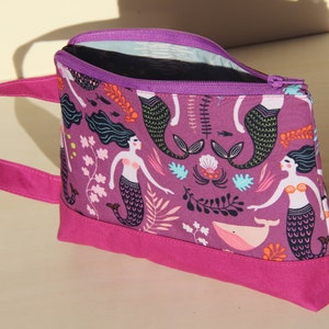 Kosmetiktasche mit Henkel und Meerjungfraumotiv in Lila, Kulturbeutel Mermaid
