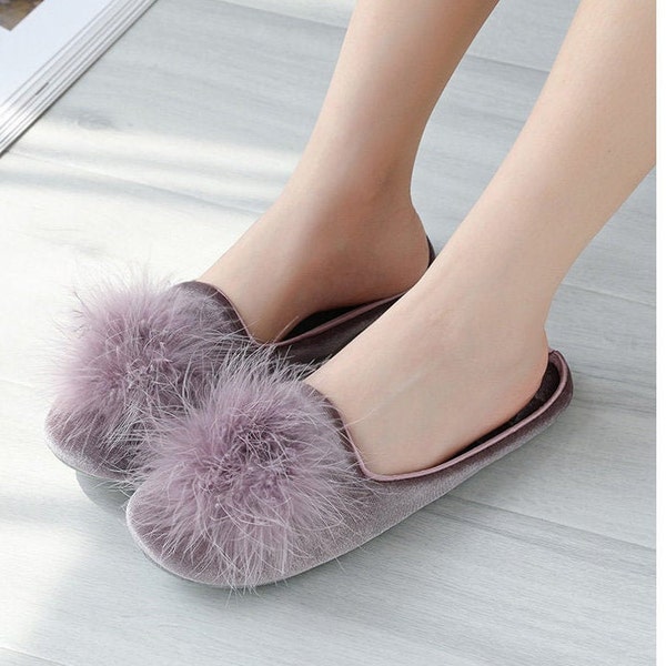 Elegant velvet slippers with feathers