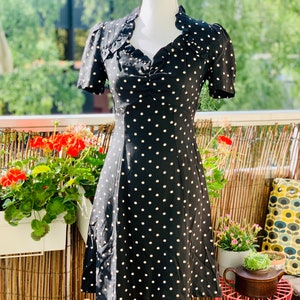 VTG 1970s Schwarzes Tupfenkleid mit Puffärmeln / Biba Style / Bus Stop Style / 70s Tut 40s