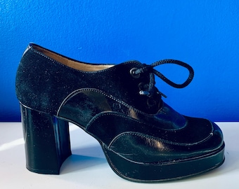 Zapatos de plataforma vintage de los años 90 de RED OR DEAD, de cuero y gamuza negra.