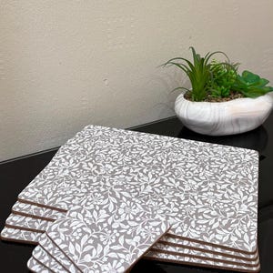 Set of 8 Chartwell Cork Backed Placemats and Coasters Grey White Leaf Print Heat Resistant Dining Table Mats
