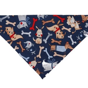 Custom Hundehalstuch und Katzenhalstuch - &quot;Playful Dogs and Bones&quot; - Dog + Bones + Navy Slide on Over Collar Bandana für Hunde und Katzen