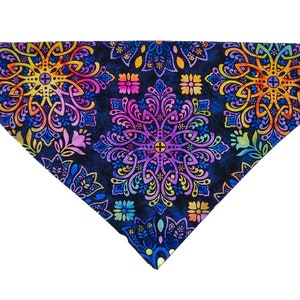 Individuelles Hundehalstuch und Katzenhalstuch - &quot;Buntes Mandala&quot; - Boho Chic + Boho Slide on Over the Collar Bandana für Hunde und Katzen