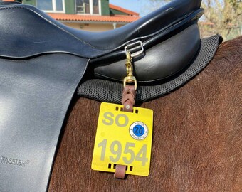 Houders voor rijbadges / identificatiebadgehouders voor motorrijders (paar) gemaakt van geolied leer met witte strass-steentjes.