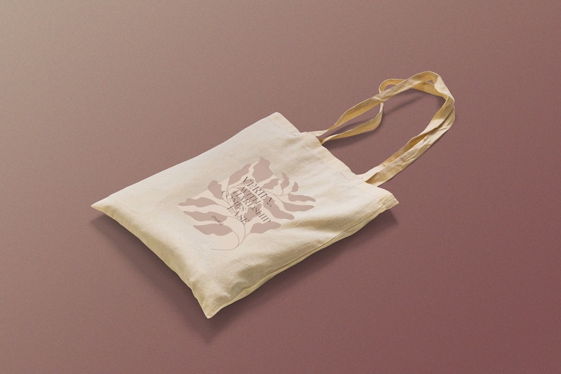 K&ouml;nnte beinhalten: Eine beige Tragetasche mit einem braunen Blumenmuster und dem Text "VERITAS NATURE SHOP COME & SEE" auf der Vorderseite.