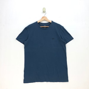 Camiseta Lacoste Vintage Y2K Média Lacoste Streetwear Casual Feminina Regular Fit Camiseta Azul Marinho Lacoste Tamanho M Presente para Namorada