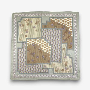 Könnte beinhalten: Ein quadratisches Tuch mit einem salbeigrünen Rand und einem weißen seilartigen Muster. Das Innere zeigt überlappende geometrische Felder in Braun-, Beige- und Violetttönen, verziert mit kleinen Blumenmotiven sowie verschiedenen Zickzack- und Gittermustern.