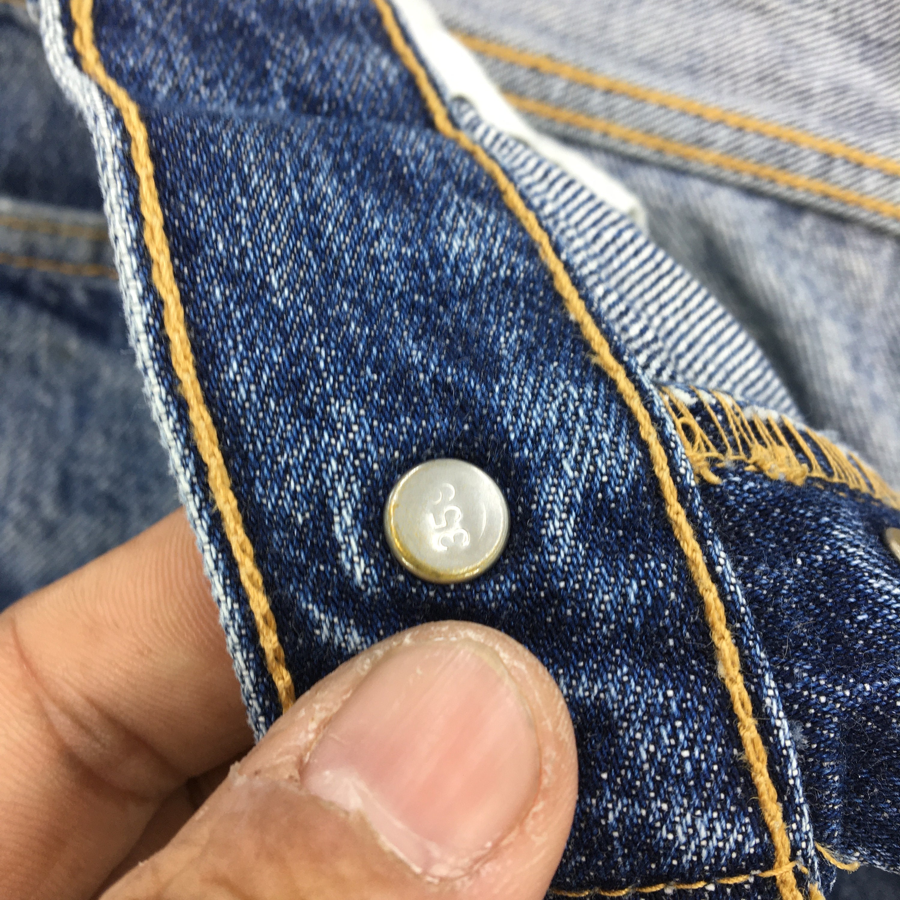 W29 Vintage Levi's 501 Distressed Dirty Jeans 90s Womens W29 Vintage Levi's 501 Distressed Dirty Jeans 90s Womens