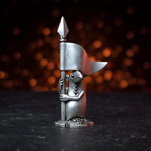 Op de afbeelding: Set van drie keramische mokken met een gespikkelde, matte afwerking. De mokken zijn in crème, lichtgrijs en donkergrijs. Elke mok heeft een eenvoudig, minimalistisch ontwerp.