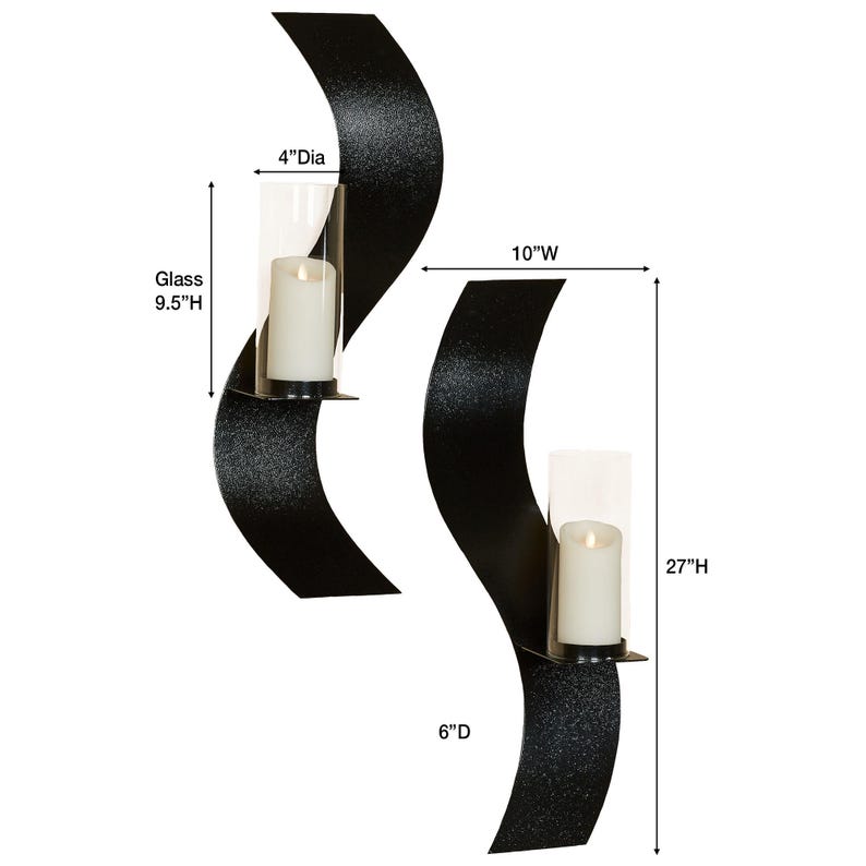 Puede incluir: Dos apliques de pared de metal negro con un dise&ntilde;o curvo y ondulado. Cada aplique sostiene un portavelas cil&iacute;ndrico de vidrio transparente con una vela de pilar blanca. Dimensiones: 68,58 cm de alto, 25,4 cm de ancho, 15,24 cm de profundidad.