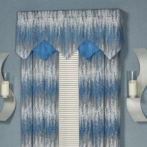 Puede incluir: Un conjunto de cortina y cenefa con un patr&oacute;n vertical de bosque en azul y blanco. La cenefa tiene un borde inferior festoneado con detalles en forma de diamante en azul s&oacute;lido. Dos apliques de pared plateados con portavelas de cristal lo flanquean.