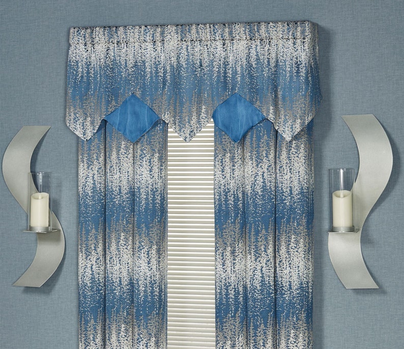 Puede incluir: Un conjunto de cortina y cenefa con un patr&oacute;n vertical de bosque en azul y blanco. La cenefa tiene un borde inferior festoneado con detalles en forma de diamante en azul s&oacute;lido. Dos apliques de pared plateados con portavelas de cristal lo flanquean.