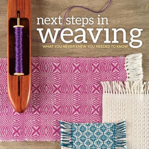 Peut inclure: Une navette en bois avec du fil violet est placée à côté d'échantillons de tissu tissé. Les échantillons comprennent un motif géométrique rose et blanc, une pièce tissée blanche et une pièce à motifs bleu et blanc. Le texte "next steps in weaving" est affiché.