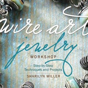 Può includere: Copertina di un libro con il titolo "Wire Art Jewelry Workshop" in corsivo bianco su un corsivo turchese. La copertina presenta gioielli e il testo "Step-by-Step Techniques and Projects" e il nome dell'autore, Sharilyn Miller.