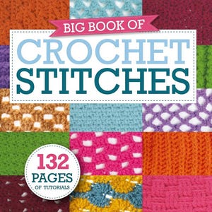 Op de afbeelding: Een boek getiteld Big Book of Crochet Stitches met een raster van kleurrijke haakpatronen in oranje, blauw, paars, groen en roze. Een roze banner toont de titel en een witte ronde badge vermeldt 132 Pages of Tutorials.